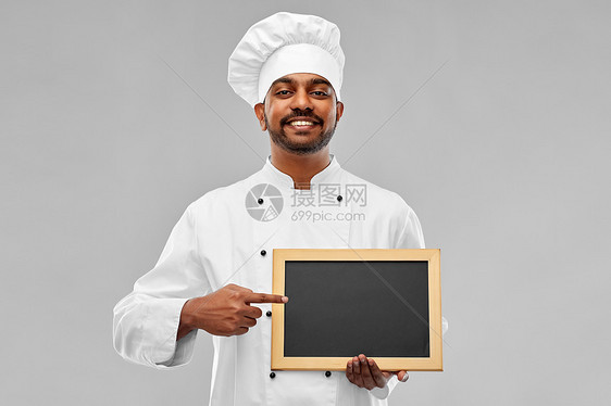 烹饪,职业人的快乐的男印度厨师TOK与空白黑板菜单灰色背景快乐的印度男厨师用黑板排队图片