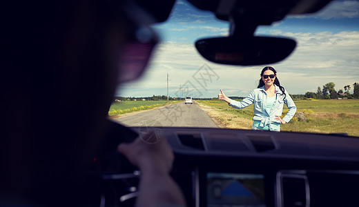 公路旅行,旅行,手势人的女人搭便车停车与拇指手势农村女人搭便车,竖大拇指停车图片