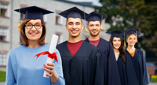 校园里一群穿学士服的大学生图片