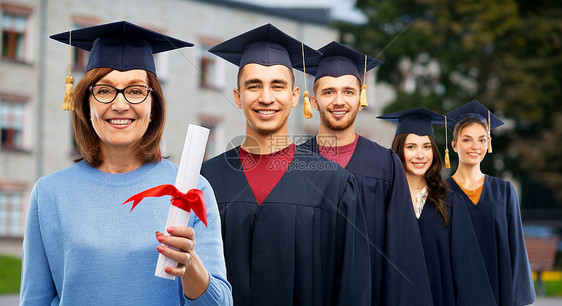 校园里一群穿学士服的大学生图片