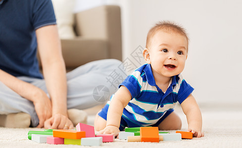 家庭,父亲童的男孩父亲家里玩玩具块男孩父亲家里玩玩具积木图片