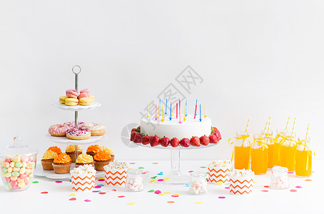 果汁糖果生日蛋糕和甜点饮料在派对上背景