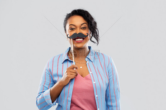 派道具,照片亭人的快乐的非裔美国轻妇女,大黑色胡子灰色背景非裔美国妇女,留着老式胡子图片
