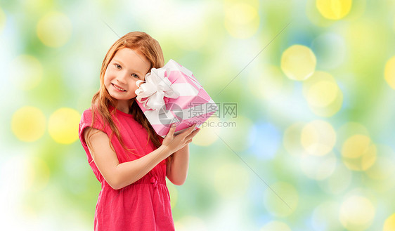 生日人们的可爱的红头发女孩与礼品盒夏季绿灯背景可爱的红头发女孩带着生日礼物图片