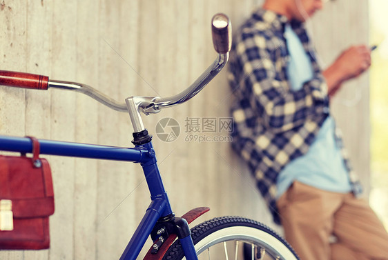 车辆,人生活方式人与固定齿轮自行车街上街上固定齿轮自行车的人图片
