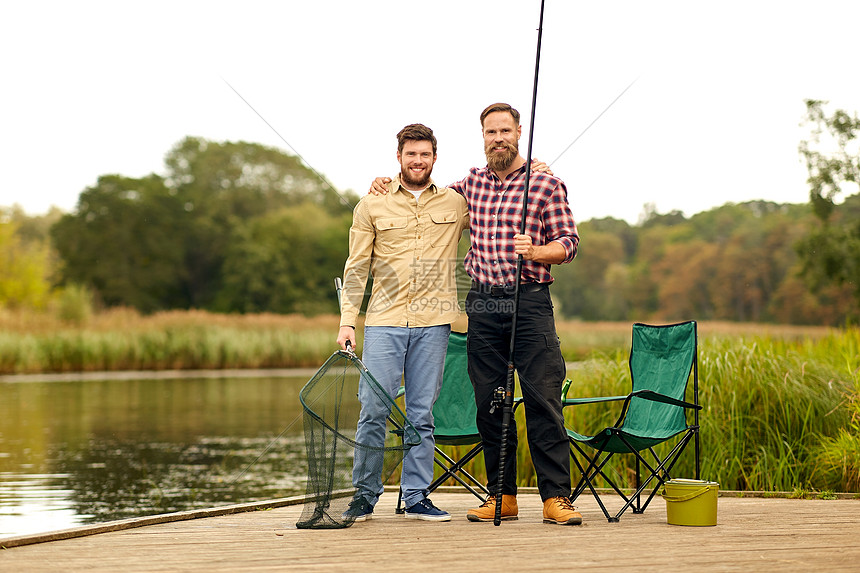 休闲人的快乐的男朋友与鱼竿舀网拥抱湖泊河流湖边河边鱼竿网的朋友图片