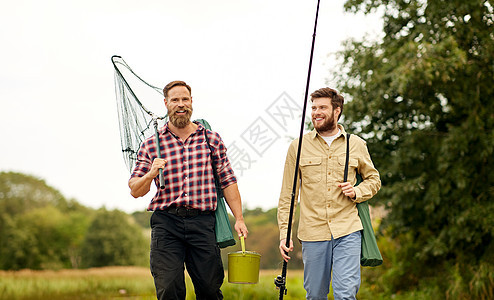 休闲人们的快乐的朋友与钓鱼竿铲子网走户外朋友带着钓竿网走户外图片