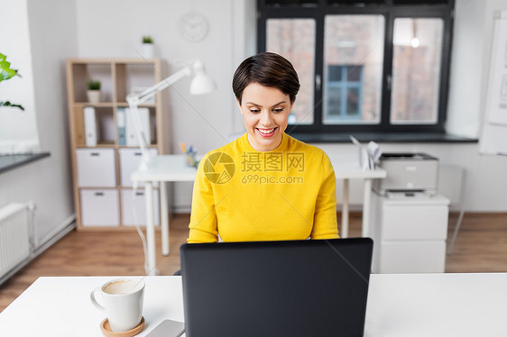商业,技术人的微笑的女商人与笔记本电脑办公室工作快乐的女商人带着笔记本电脑办公室工作图片