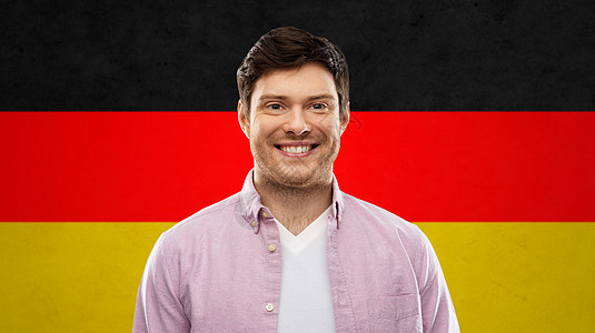 人们的微笑的轻人德国的颜色背景微笑的轻人超过德国的颜色图片