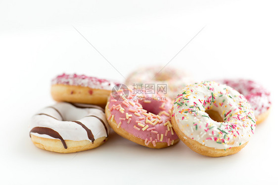 甜食,垃圾食品健康的饮食璃甜甜圈白色桌子上白色桌子上釉甜甜圈图片
