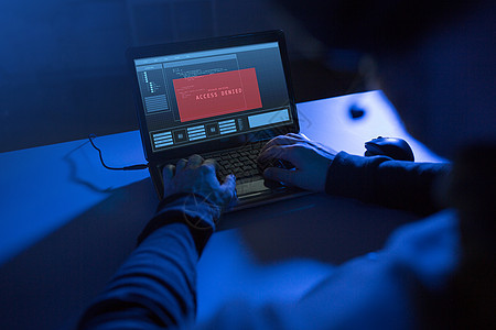 网络犯罪,黑客技术黑客的手与访问被拒绝的信息笔记本电脑上,网络攻击黑暗的房间黑客的手与访问被拒绝的消息笔记本电图片