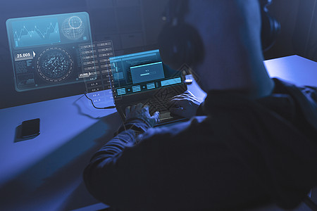 网络犯罪,黑客技术男黑客耳机与进度加载条笔记本电脑屏幕窃听用病程序的网络攻击黑暗的房间黑客黑暗的房间图片