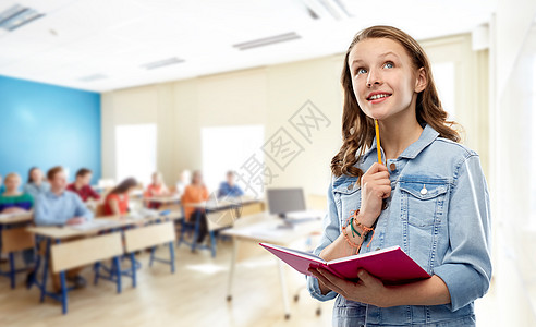 教育,学校人的十几岁的学生女孩穿着牛仔夹克,日记笔记本铅笔思考课堂背景十几岁的学生女孩学校带笔记本图片