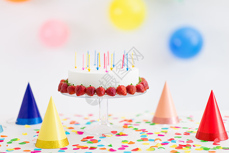 食物,甜点派生日蛋糕与蜡烛草莓看台上生日蛋糕配蜡烛草莓图片