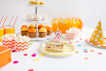 周纪念,庆祝节日蛋糕与蜡烛形状的盘生日聚会上生日派上盘子里的蛋糕图片