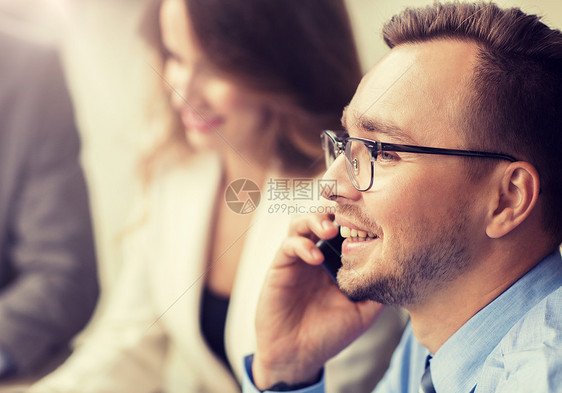 商业,技术,通信人的快乐的商人打电话给智能手机办公室商人办公室打电话给智能手机图片