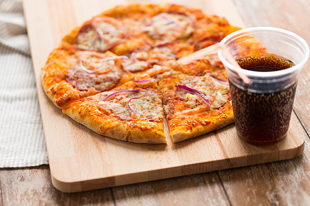 快餐健康的饮食切片自制比萨饼与杯可乐饮料木桌上把自制的比萨饼可乐放桌子上图片