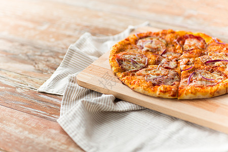 食物,烹饪饮食切片自制比萨饼木桌上把自制披萨放木桌上图片