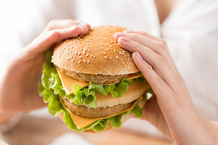 快餐健康的饮食观念特写女人汉堡包把着汉堡包的女人关来图片