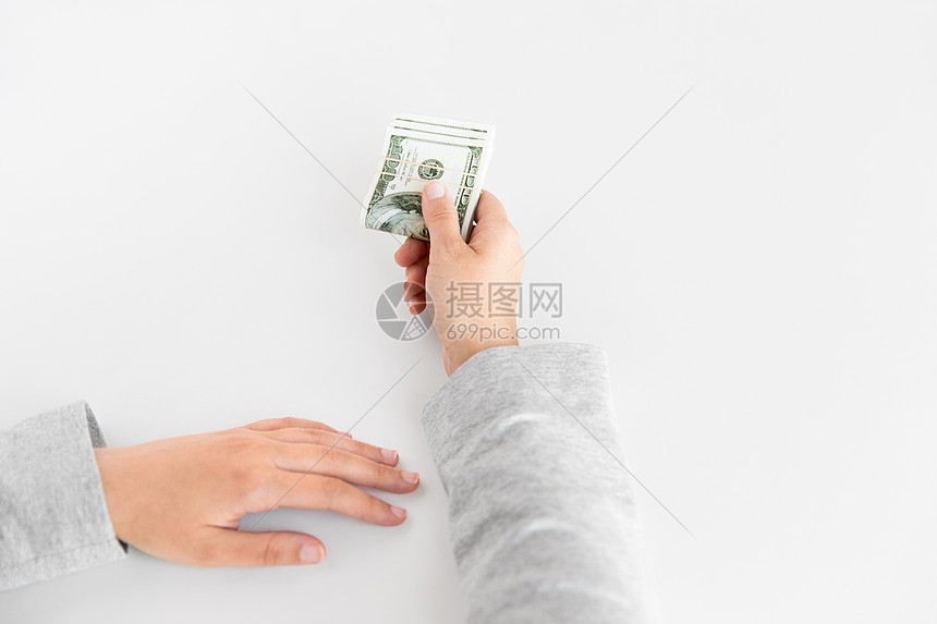 商业 金融腐败的密切妇女的手 持美元的金钱白色背景特写女人的手着美元的钱高清图片下载 正版图片 摄图网 商业 金融腐败的密切妇女的手 持美元的金钱白色背景特写女人的手着美元的钱高清图片下载 正版图片 摄图网