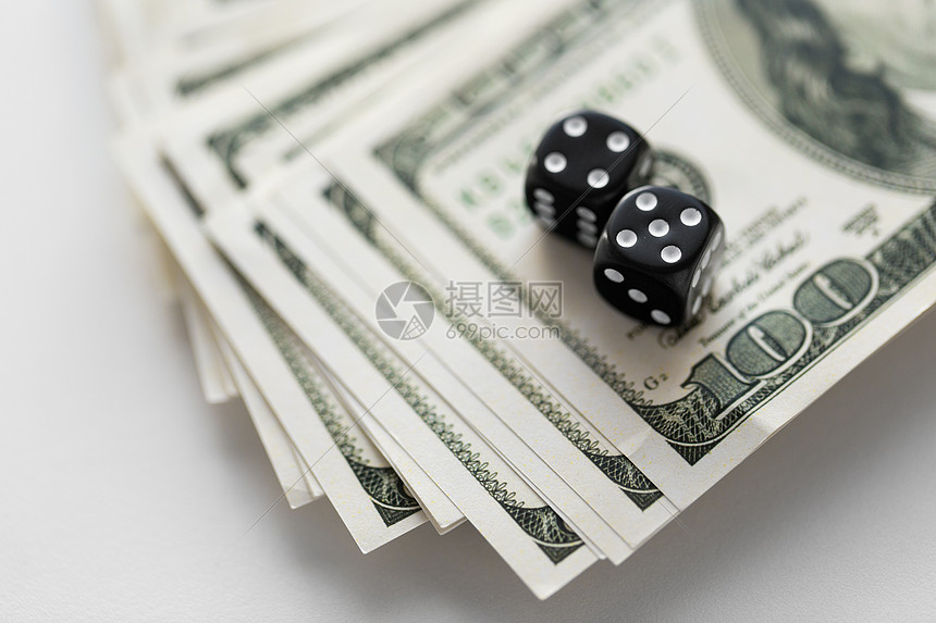 ‘~,财富赌场的黑色骰子的美元货币美元货币上的黑色骰子  ~’ 的图片