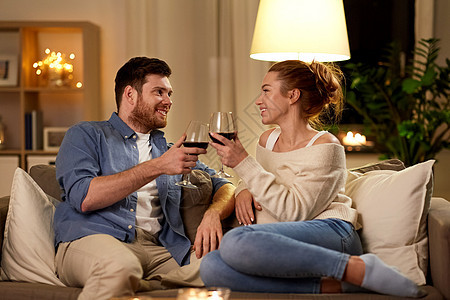 休闲,庆祝情人节的快乐的夫妇家里喝红酒晚上快乐的夫妇晚上家喝红酒图片