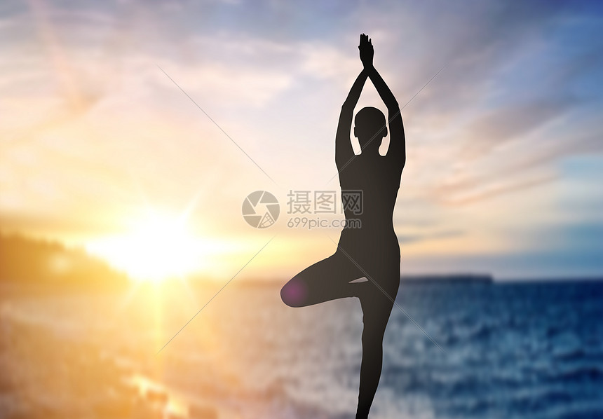 健身,正念谐黑色剪影的妇女瑜伽树姿势日落海洋背景女人海上日落上瑜伽的剪影图片