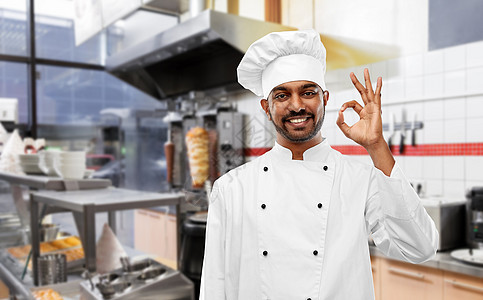 烹饪,职业人的快乐的男印度厨师图克OK手签署烤肉店厨房背景印度厨师烤肉店展示OK图片