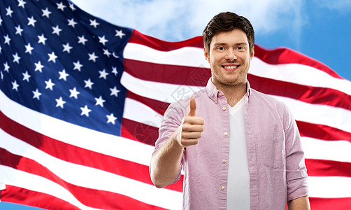 独立日人们的快乐的轻人背景上竖大拇指美国上美国上的快乐男人图片