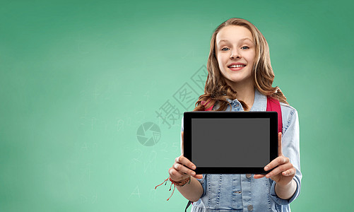 教育,学校人的快乐微笑的十几岁的学生女孩带着袋子,绿色粉笔板背景上空白的平板电脑屏幕带书包平板电脑的学生女孩图片