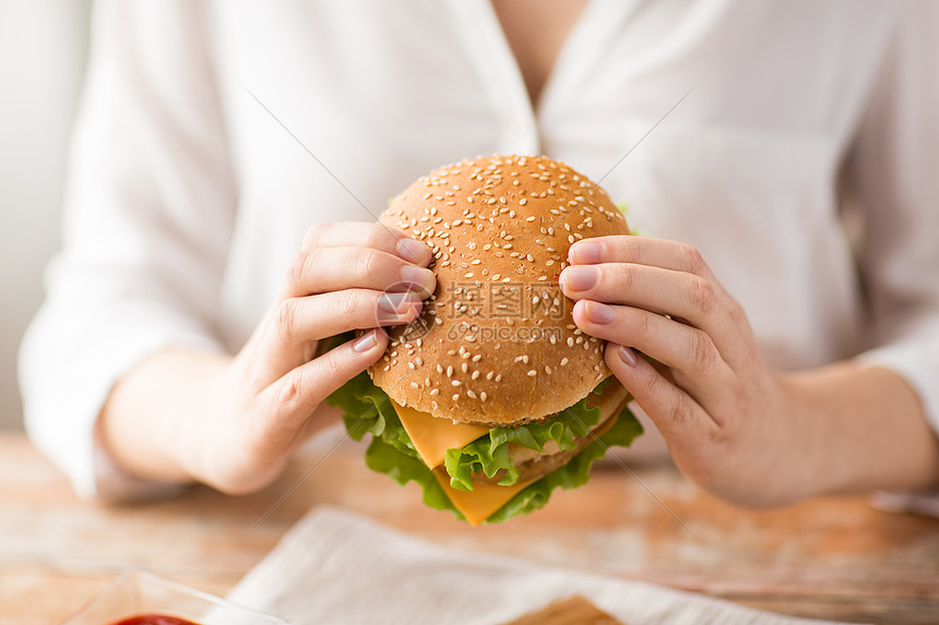 快餐健康的饮食观念特写女人汉堡包把着汉堡包的女人关来图片