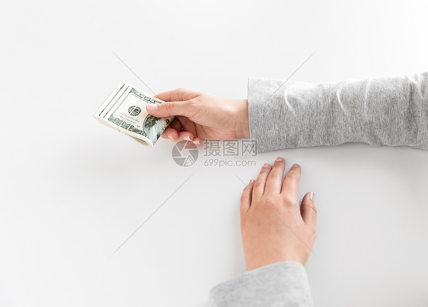 ‘~商业,金融腐败的密切妇女的手,持美元的金钱白色背景特写表妹的手着美元的钱  ~’ 的图片
