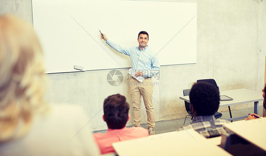 ‘~教育高中大学教学人的群国际学生教师,演讲时站白板上群学生老师讲座上  ~’ 的图片