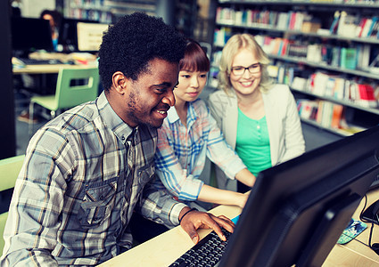 人,教育,技术学校的群快乐的微笑的国际学生图书馆大学图书馆电脑的国际学生图片