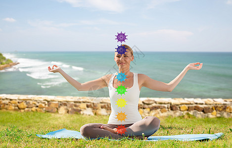 正念灵户外瑜伽法国波利尼西亚背景下,女莲花姿势中冥想,海洋上七个脉轮符号女人用莲花姿势七个脉轮瑜伽图片