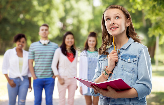 教育,学校,灵感人的轻的妇女十几岁的学生女孩穿着牛仔夹克,日记笔记本铅笔思考群朋友夏季公园的背景带日记图片