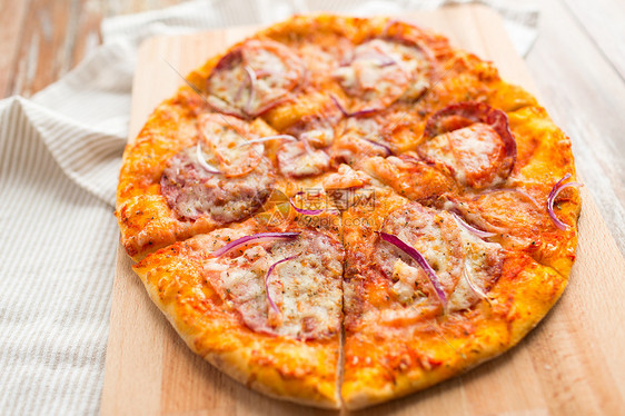 食物,烹饪饮食切片自制比萨饼木桌上把自制披萨放木桌上图片