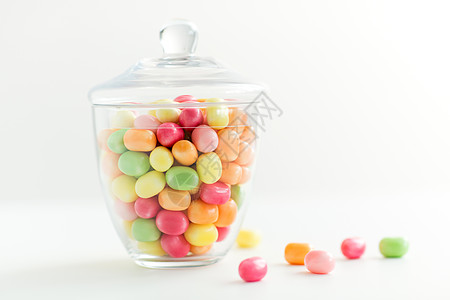璃罐与彩色糖果图片