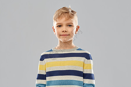 童,表情人的漂亮的小男孩灰色背景上穿条纹套头衫的肖像穿条纹套衫的好男孩的肖像图片