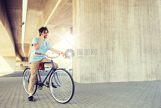 人们,通信,技术,休闲生活方式时髦的男人智能手机上发短信,城市街道上骑固定齿轮自行车智能手机固定齿轮自行车的男人图片