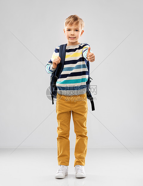 学生男孩着书包竖大拇指图片