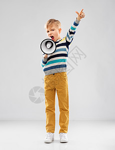 儿童权利,公告人的漂亮的小男孩穿着条纹套头衫,灰色背景下与扩音器说话小男孩扩音器说话图片