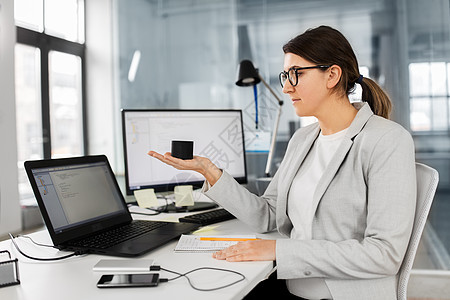 商业,技术物联网女商人用智能扬声器办公室女商人办公室用智能扬声器图片