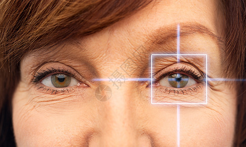 视觉,眼睛手术安全老妇女的眼睛激光用激光闭上老女的眼睛图片