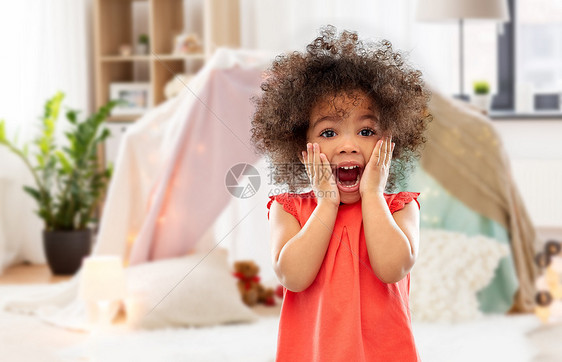 童,表情情感惊讶害怕的小非裔美国女孩尖叫孩子帐篷帐篷家里的背景惊讶害怕的非裔美国女孩图片