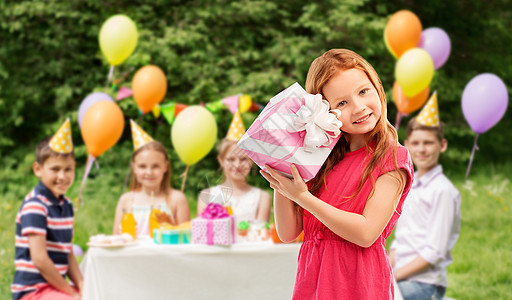 生日人们的可爱的红头发女孩与礼品盒夏季公园聚会可爱的红头发女孩,生日礼物聚会上图片