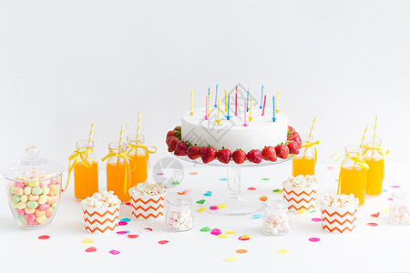 果汁糖果派食品节日生日蛋糕与蜡烛草莓,饮料,爆米花棉花糖桌子上生日蛋糕,果汁,爆米花棉花糖背景