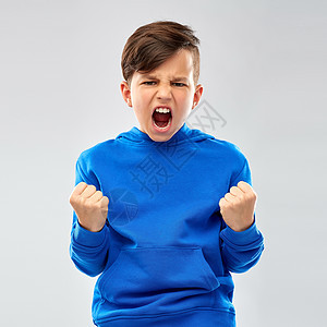 穿着蓝色帽衫的愤怒男孩庆祝成功图片