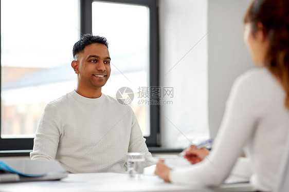 新的工作,商业就业微笑的印度男雇员与女雇主人力资源经理办公室试办公室与雇主谈的雇员图片