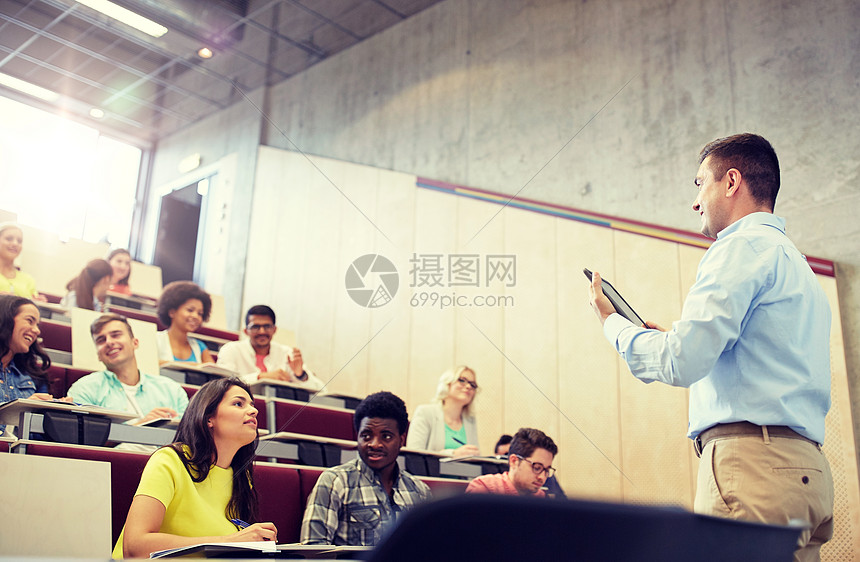 教育,高中,大学,教学人的群国际学生教师与平板电脑电脑站白板上讲课学生老师讲座上用平板电脑图片